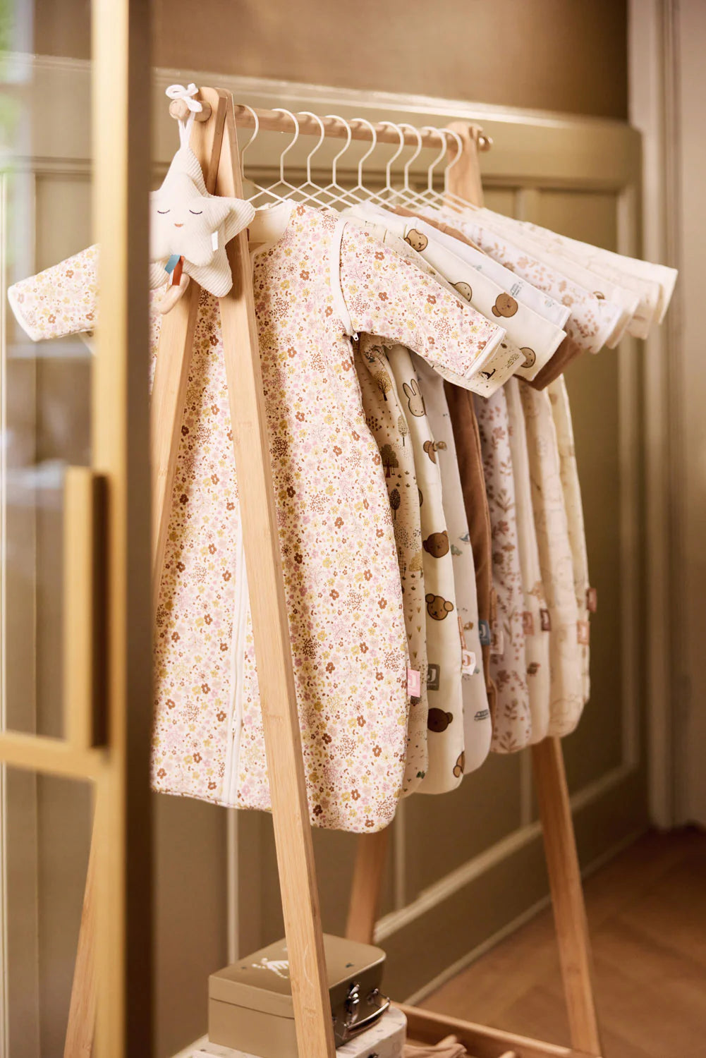 Thes gjumi Elephant Tales