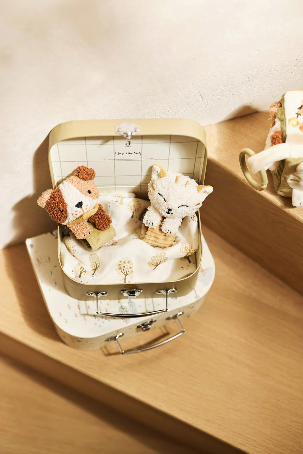 Lodra e Butë për Kyç –  Mace Charlie