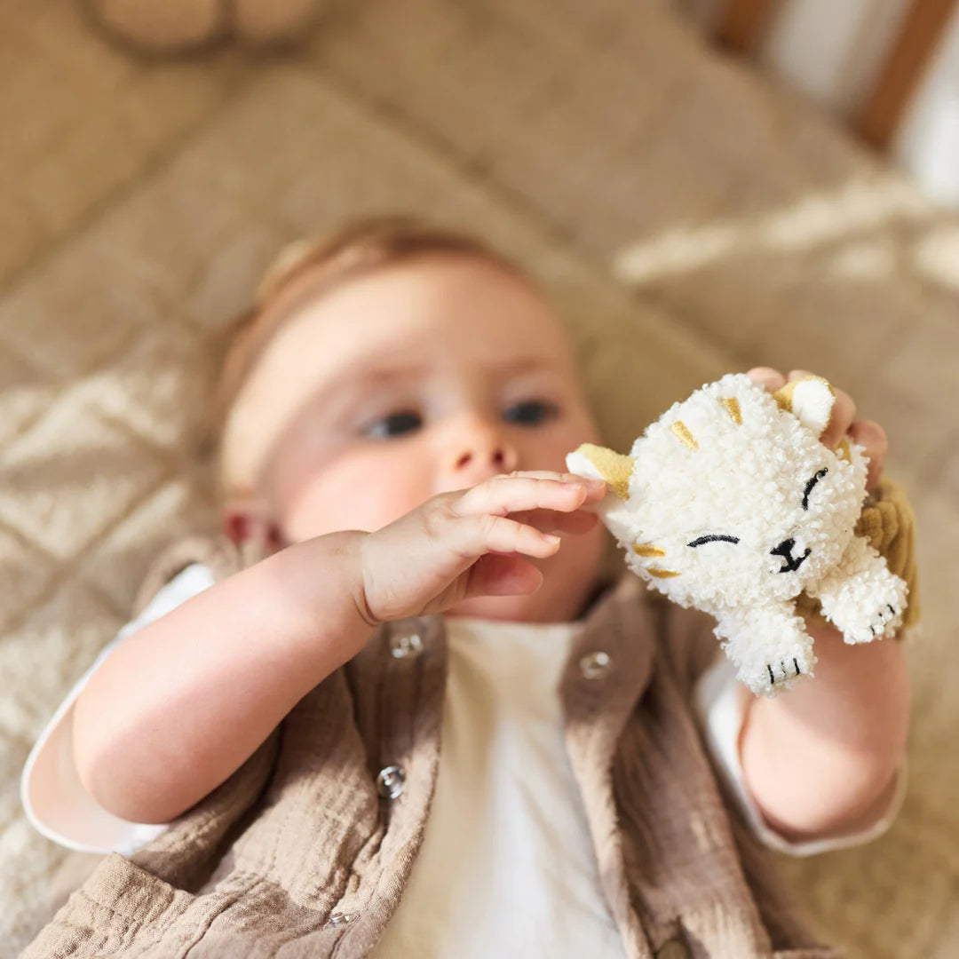 Lodra e Butë për Kyç –  Mace Charlie